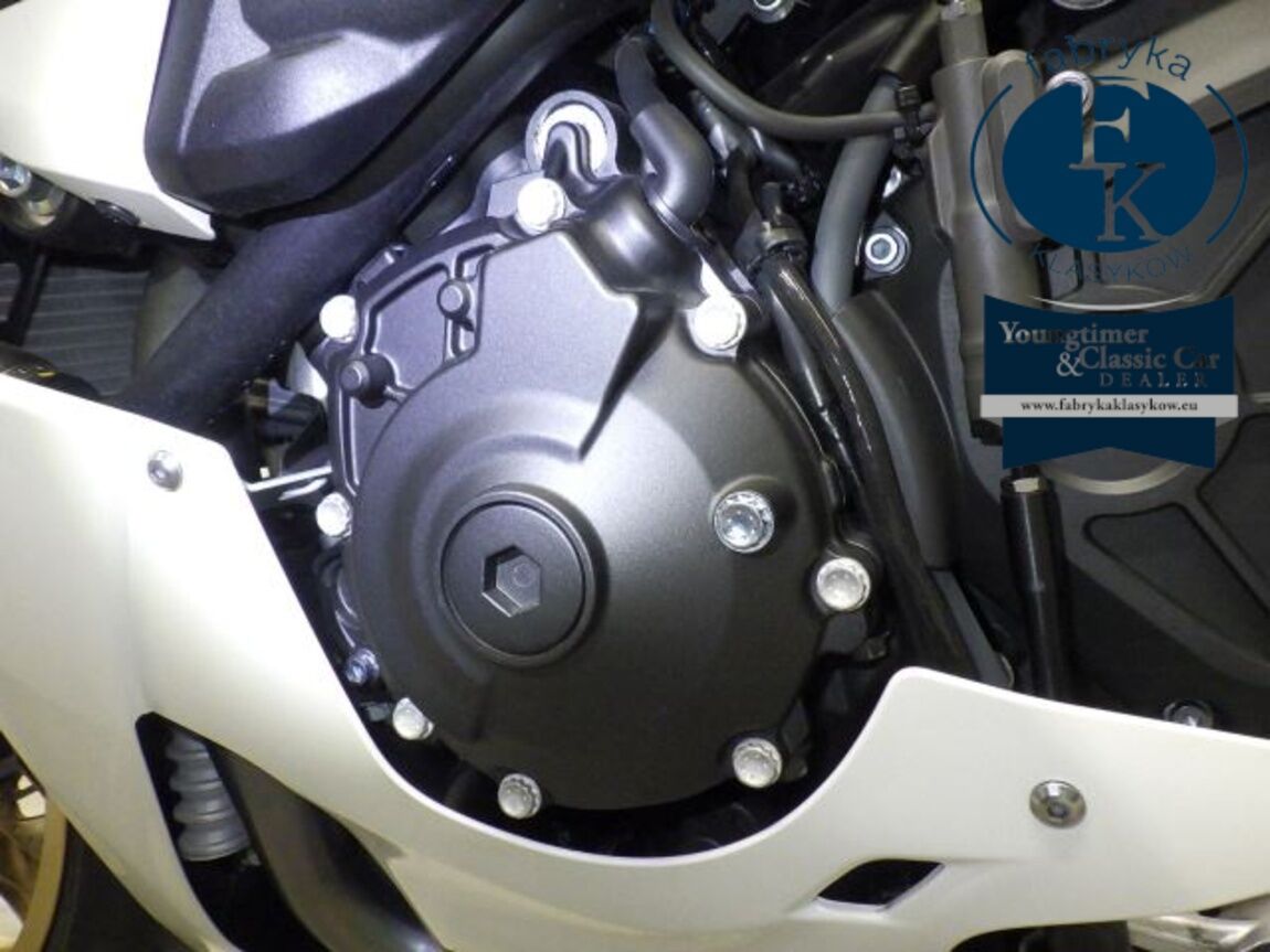 YAMAHA YZF-R1 2022 - zdjęcie 11