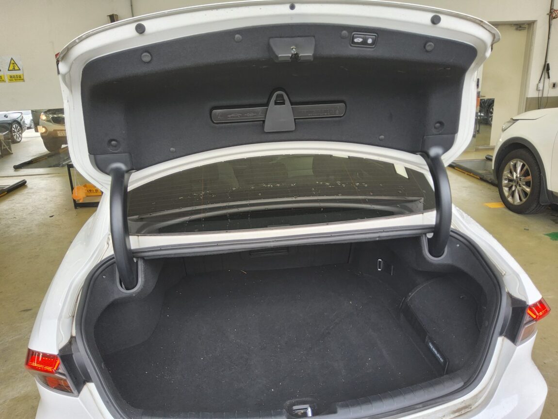 HYUNDAI THE NEW GRANDEUR IG HYBRID 2.4 HEV LE BLANC 2023 - zdjęcie 15