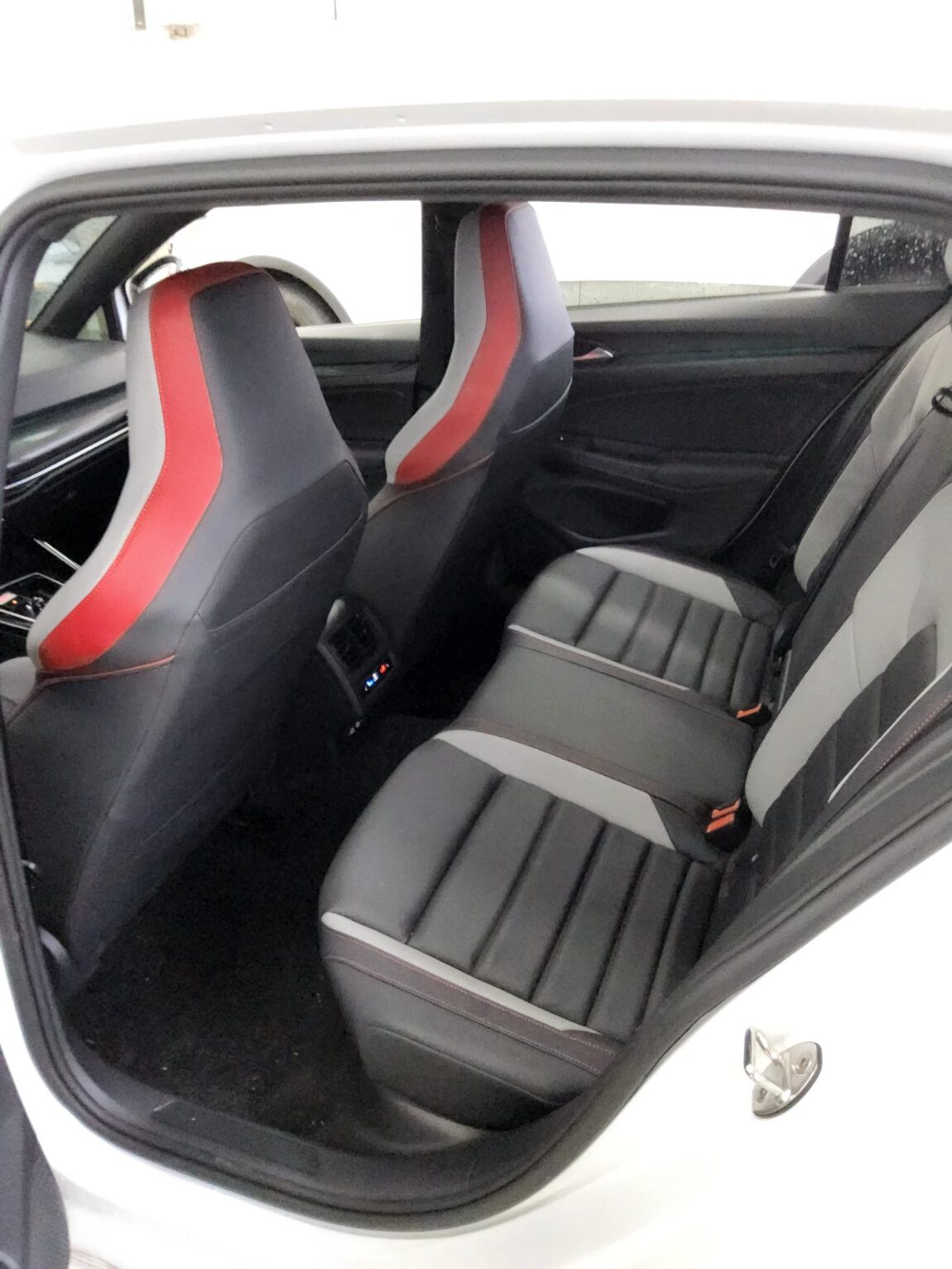 VOLKSWAGEN GOLF (8TH GEN) 2.0 GTI 2024 - zdjęcie 12