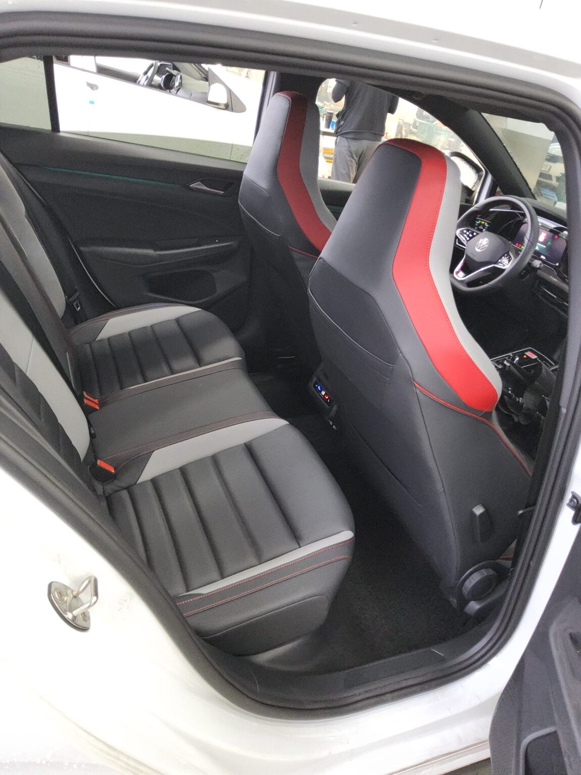 VOLKSWAGEN GOLF (8TH GEN) 2.0 GTI 2024 - zdjęcie 13
