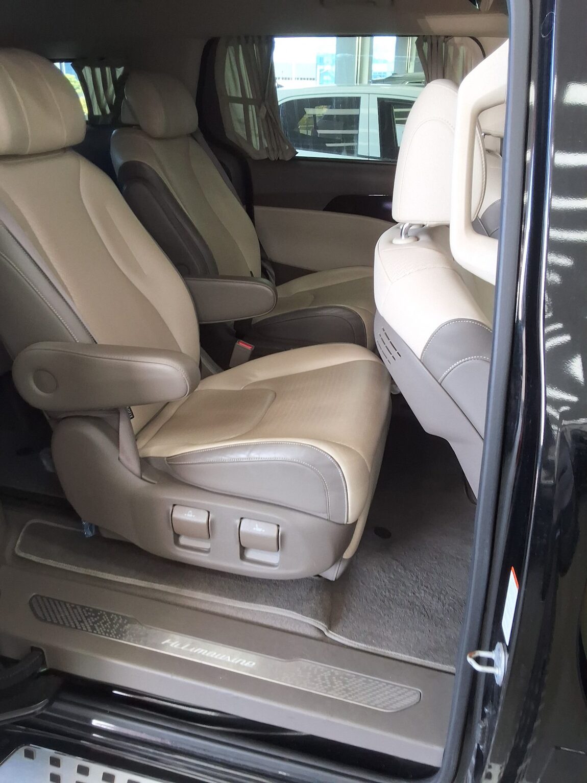 KIA NEW CARNIVAL (KA4) HI-LIMOUSINE 7-SEATER GASOLINE SIGNATURE 2023 - zdjęcie 14