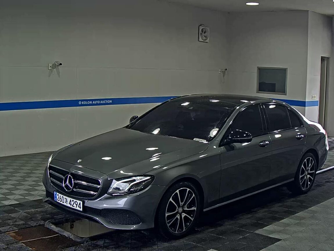 MERCEDES-BENZ E-CLASS (5TH GEN) E300 AVANTGARDE NIGHT PACK 2017 - zdjęcie 2