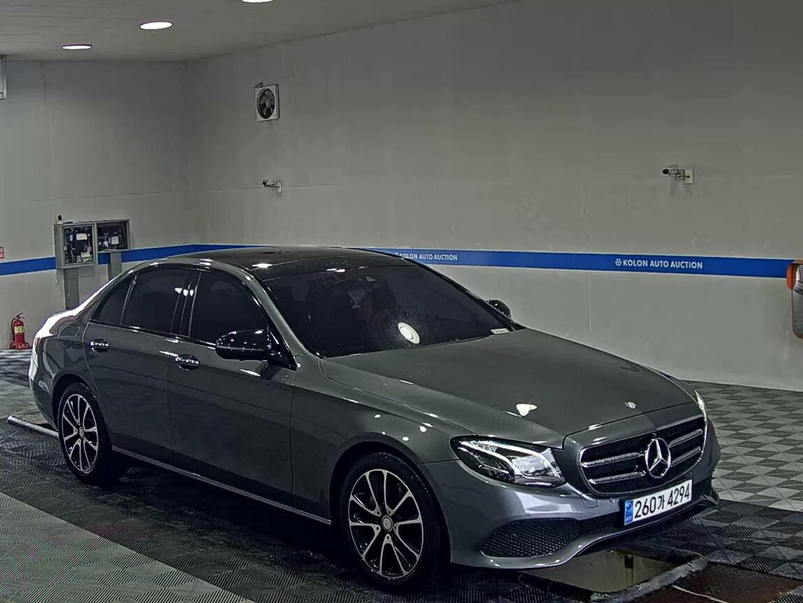 MERCEDES-BENZ E-CLASS (5TH GEN) E300 AVANTGARDE NIGHT PACK 2017 - zdjęcie 3