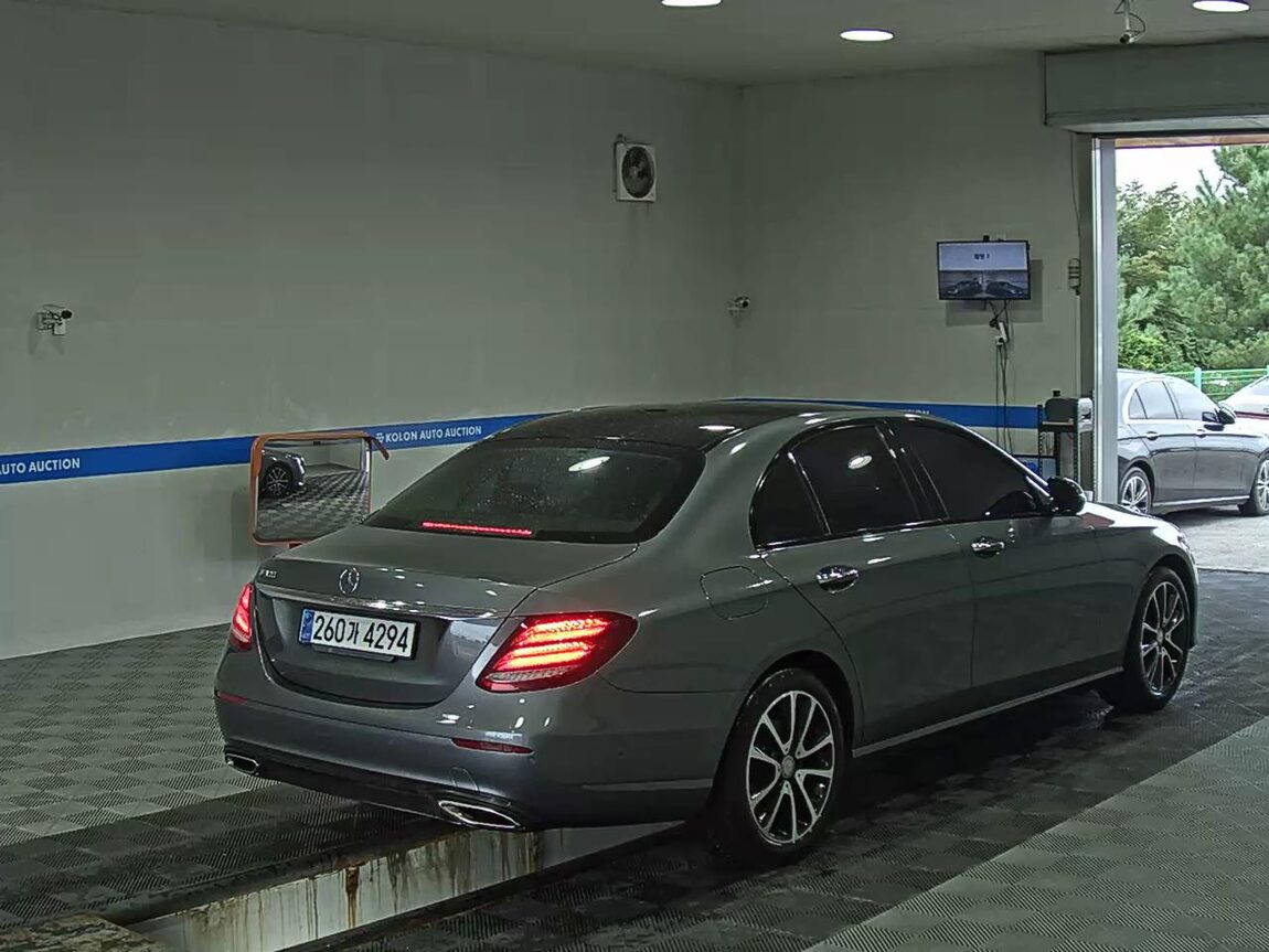 MERCEDES-BENZ E-CLASS (5TH GEN) E300 AVANTGARDE NIGHT PACK 2017 - zdjęcie 5