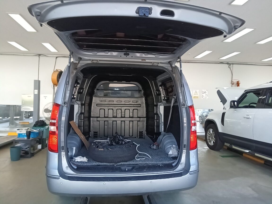 HYUNDAI GRAND STAREX 5-SEATER DIESEL VAN MODERN 2017 - zdjęcie 15