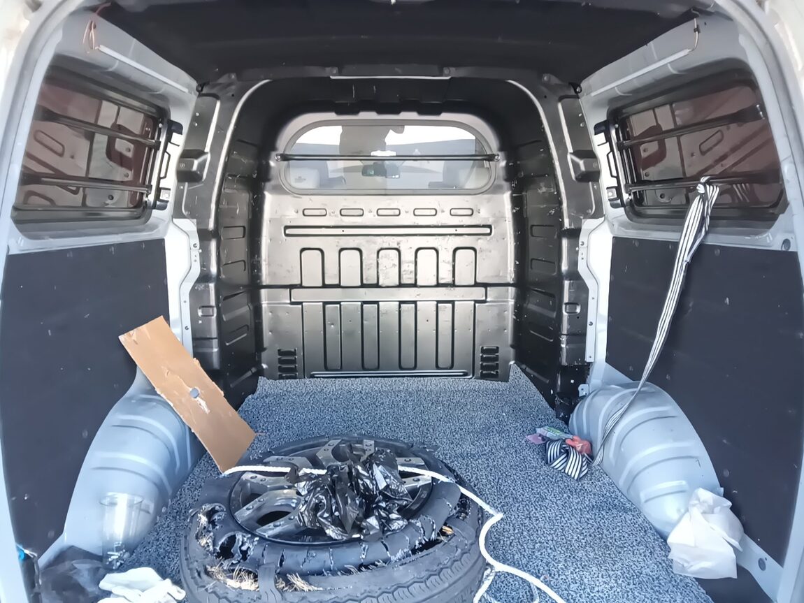 HYUNDAI GRAND STAREX 5-SEATER DIESEL VAN MODERN 2017 - zdjęcie 20