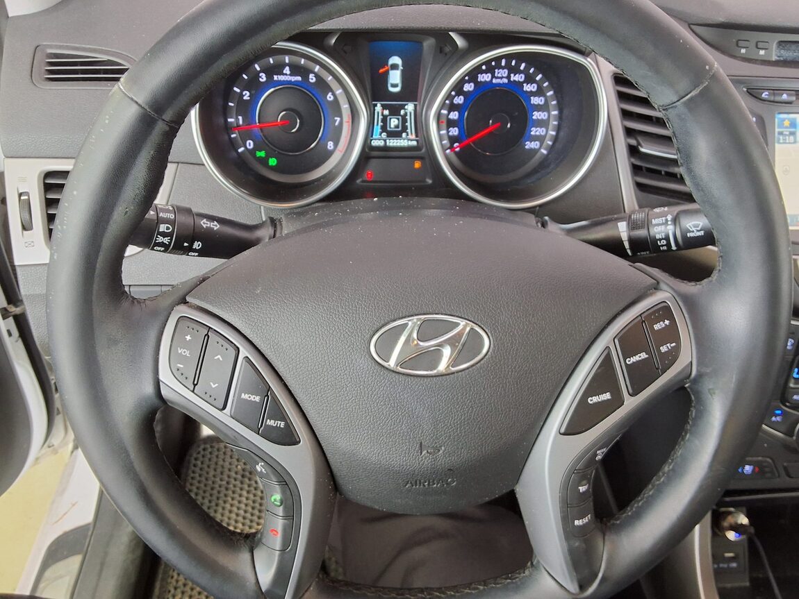 HYUNDAI THE NEW AVANTE MD 1.6 GDi TEN MILLION LIMITED 2016 - zdjęcie 17