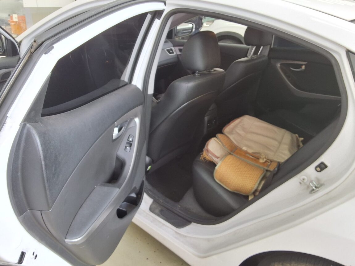HYUNDAI THE NEW AVANTE MD 1.6 GDi TEN MILLION LIMITED 2016 - zdjęcie 12