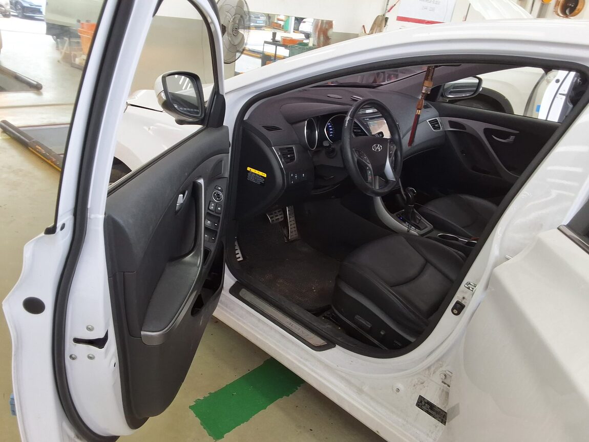 HYUNDAI THE NEW AVANTE MD 1.6 GDi TEN MILLION LIMITED 2016 - zdjęcie 10