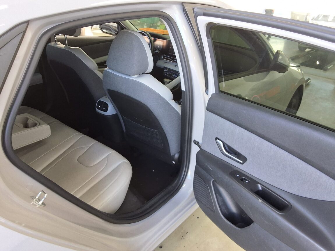 HYUNDAI AVANTE (CN7) 1.6 GASOLINE MODERN 2023 - zdjęcie 13