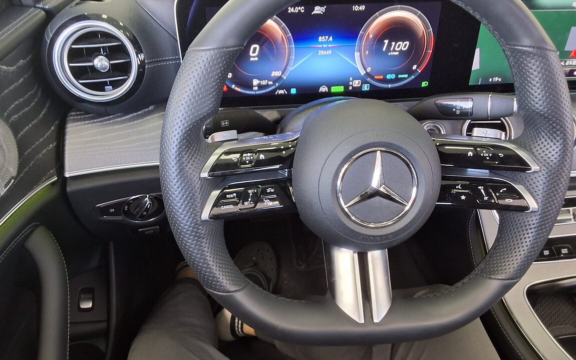 MERCEDES-BENZ E-CLASS (5TH GEN) E350 4MATIC AMG LINE 2022 - zdjęcie 17