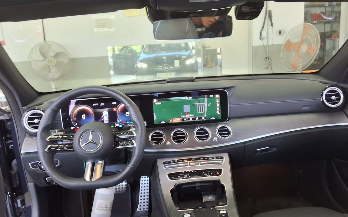 MERCEDES-BENZ E-CLASS (5TH GEN) E350 4MATIC AMG LINE 2022 - zdjęcie 11