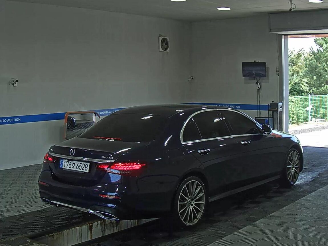 MERCEDES-BENZ E-CLASS (5TH GEN) E350 4MATIC AMG LINE 2022 - zdjęcie 5