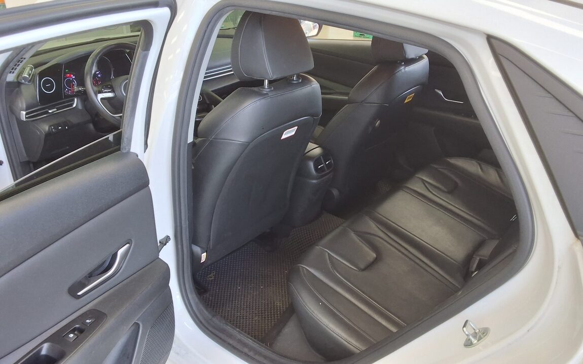 HYUNDAI AVANTE (CN7) 1.6 GASOLINE MODERN 2021 - zdjęcie 12