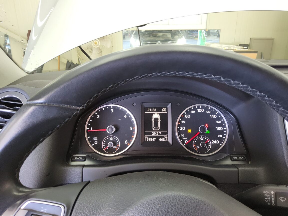 VOLKSWAGEN TIGUAN 2.0 TDI BLUEMOTION 2015 - zdjęcie 9