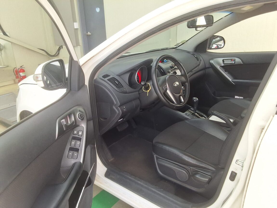 KIA FORTE 1.6 CVVT PREMIUM Si BLACK 2010 - zdjęcie 11