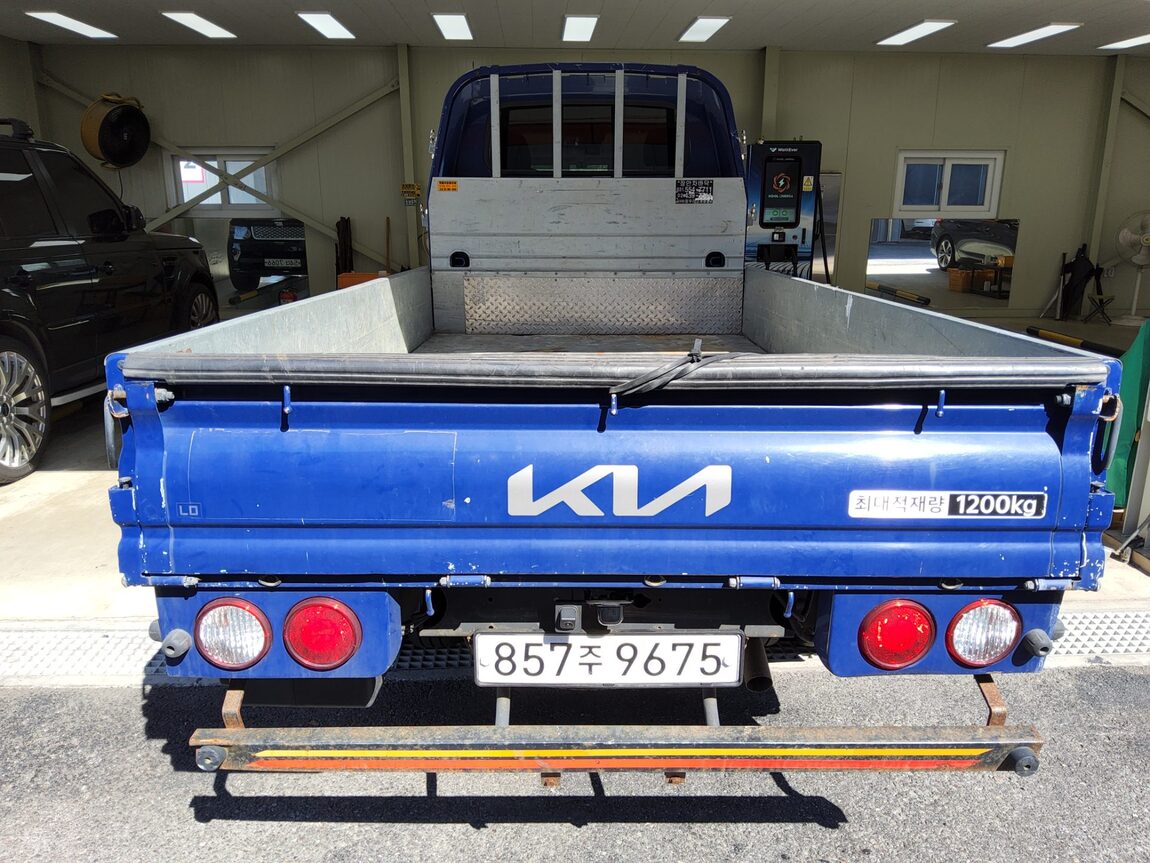 KIA THE NEW BONGO III CARGO 1.2 TON KING CAB EXTRA LONG WHEELBASE GL 2023 - zdjęcie 13