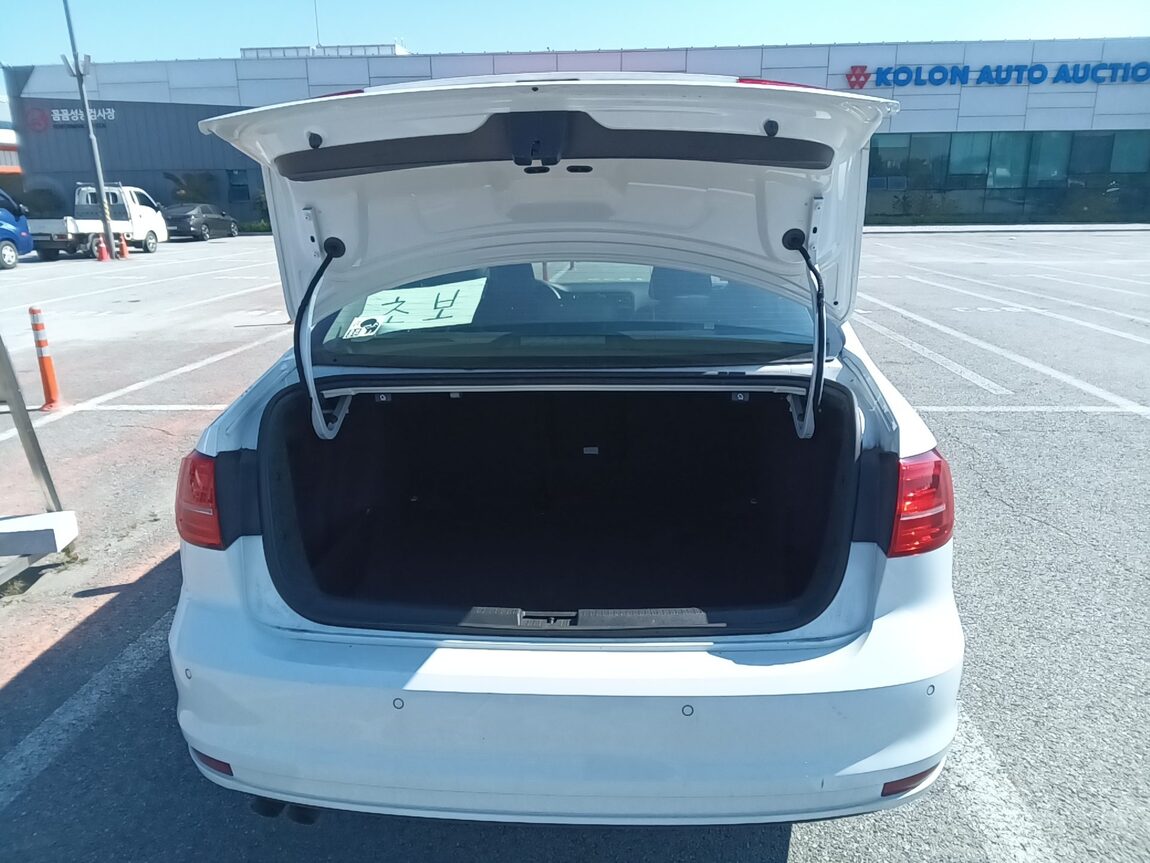 VOLKSWAGEN JETTA (6TH GEN) 2.0 TDI BLUEMOTION PREMIUM 2015 - zdjęcie 15