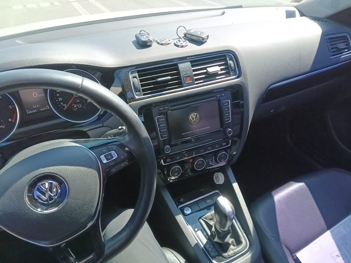 VOLKSWAGEN JETTA (6TH GEN) 2.0 TDI BLUEMOTION PREMIUM 2015 - zdjęcie 11