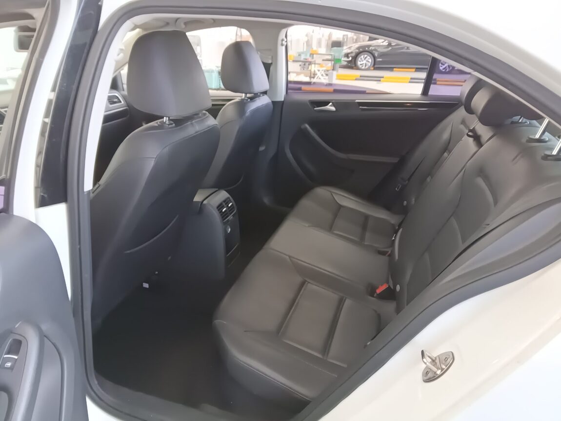 VOLKSWAGEN JETTA (6TH GEN) 2.0 TDI BLUEMOTION PREMIUM 2015 - zdjęcie 12