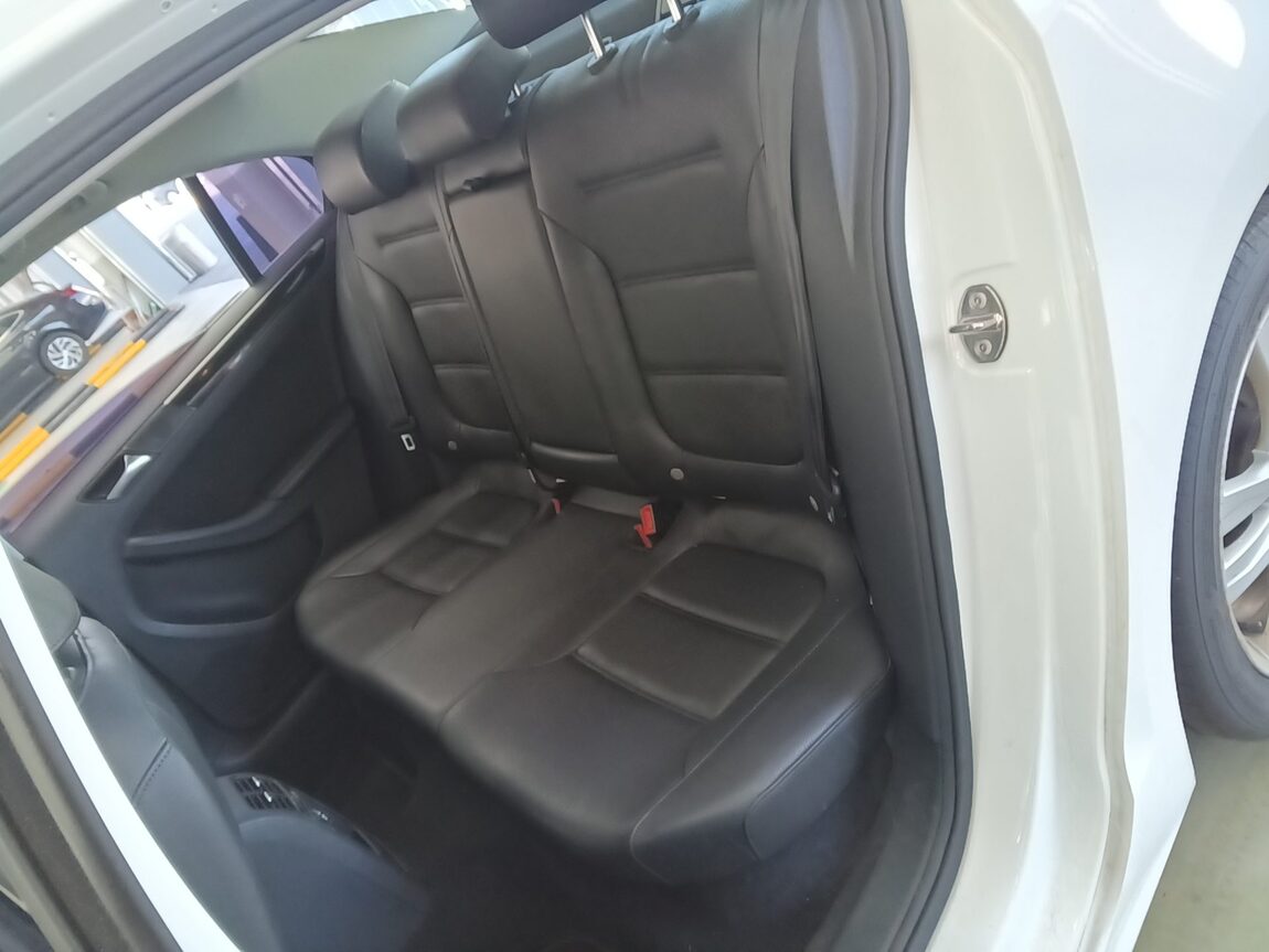 VOLKSWAGEN JETTA (6TH GEN) 2.0 TDI BLUEMOTION PREMIUM 2015 - zdjęcie 18