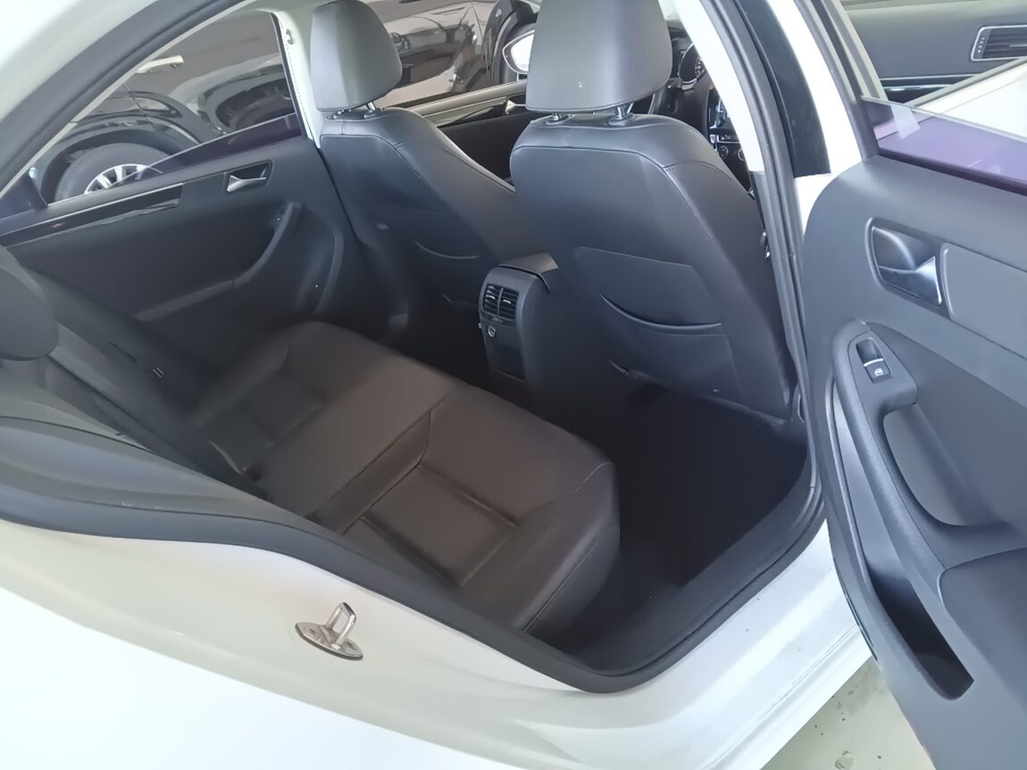 VOLKSWAGEN JETTA (6TH GEN) 2.0 TDI BLUEMOTION PREMIUM 2015 - zdjęcie 13