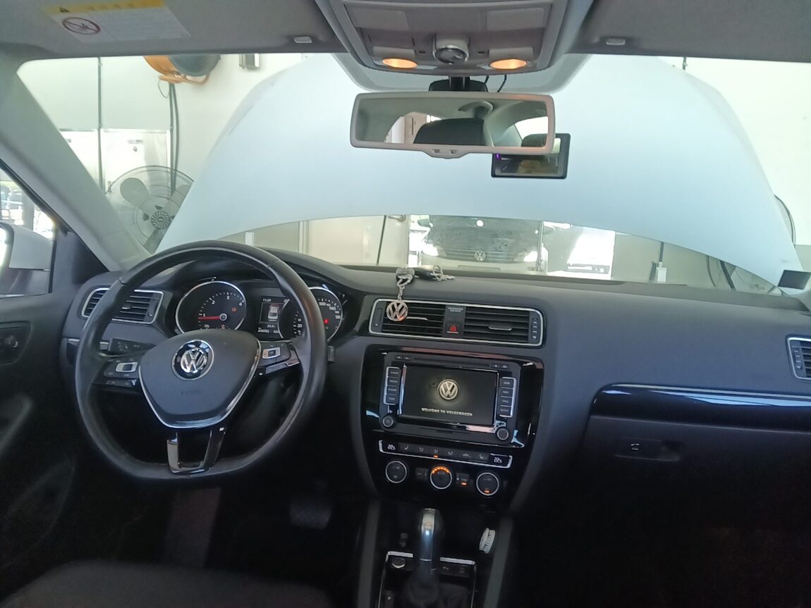 VOLKSWAGEN JETTA (6TH GEN) 2.0 TDI BLUEMOTION PREMIUM 2015 - zdjęcie 19