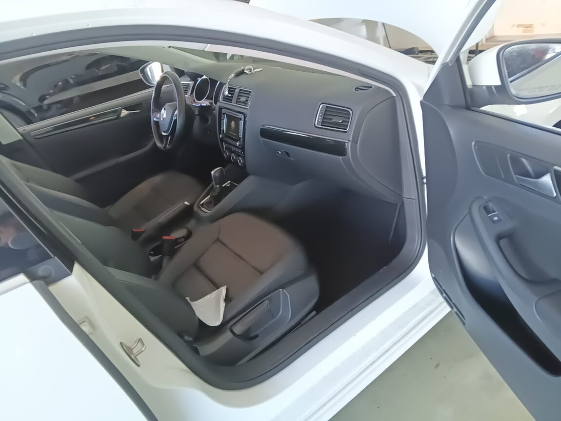 VOLKSWAGEN JETTA (6TH GEN) 2.0 TDI BLUEMOTION PREMIUM 2015 - zdjęcie 14