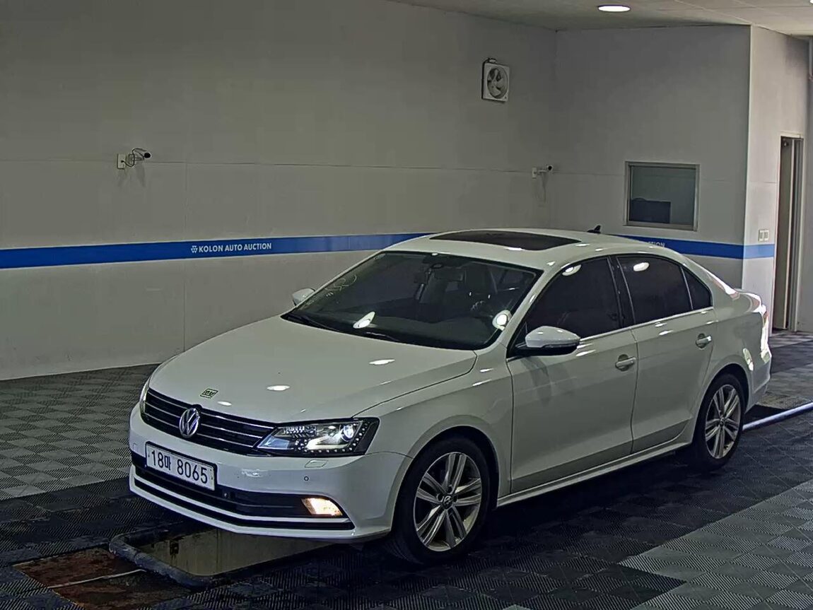 VOLKSWAGEN JETTA (6TH GEN) 2.0 TDI BLUEMOTION PREMIUM 2015 - zdjęcie 2
