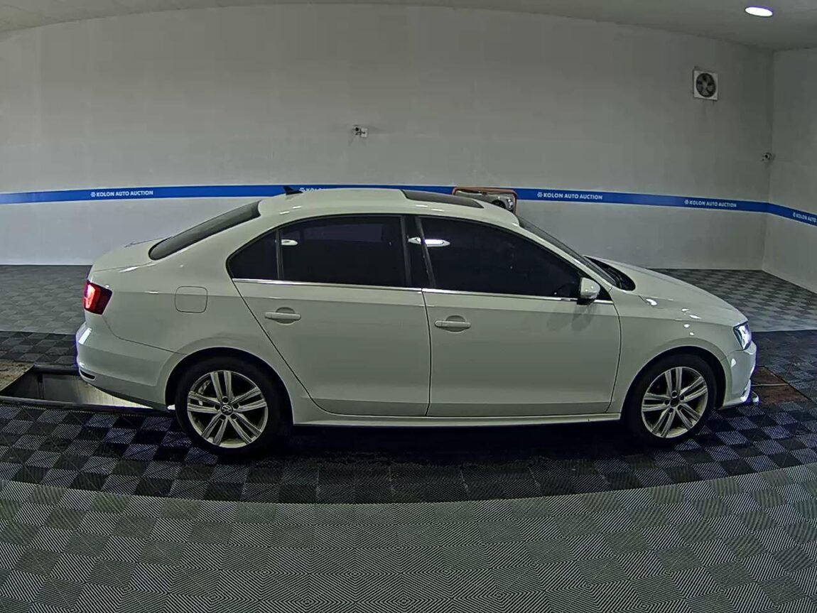 VOLKSWAGEN JETTA (6TH GEN) 2.0 TDI BLUEMOTION PREMIUM 2015 - zdjęcie 4