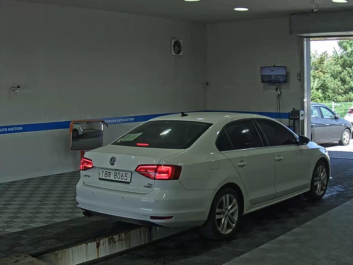 VOLKSWAGEN JETTA (6TH GEN) 2.0 TDI BLUEMOTION PREMIUM 2015 - zdjęcie 5