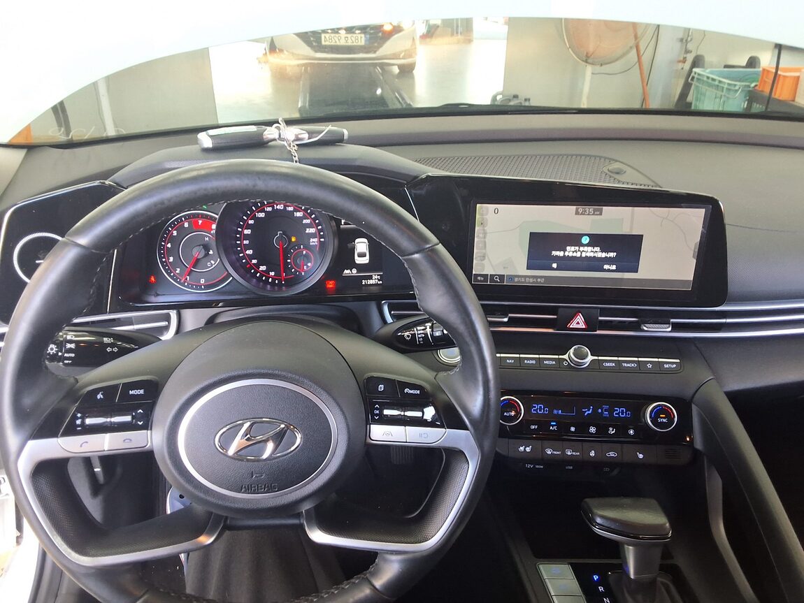 HYUNDAI AVANTE (CN7) 1.6 GASOLINE MODERN 2021 - zdjęcie 18