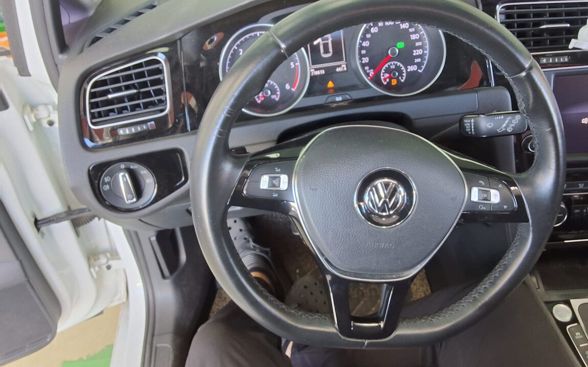 VOLKSWAGEN GOLF (7TH GEN) 2.0 TDI PREMIUM 2015 - zdjęcie 17