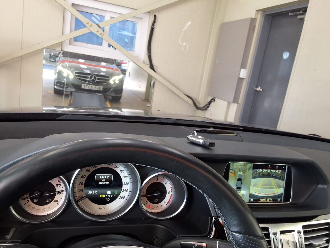 MERCEDES-BENZ E-CLASS (4TH GEN) E250 CDI BLUETEC 4MATIC AVANTGARDE 2016 - zdjęcie 25
