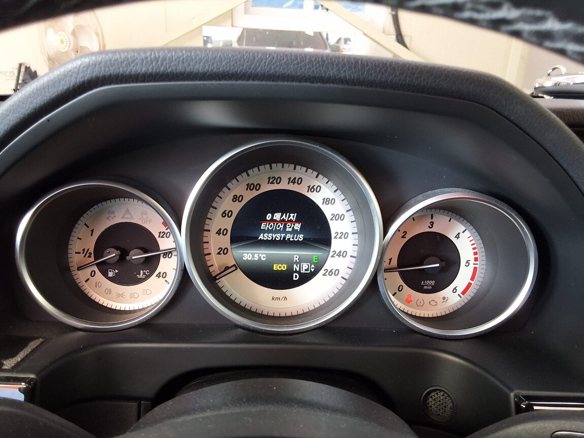 MERCEDES-BENZ E-CLASS (4TH GEN) E250 CDI BLUETEC 4MATIC AVANTGARDE 2016 - zdjęcie 26