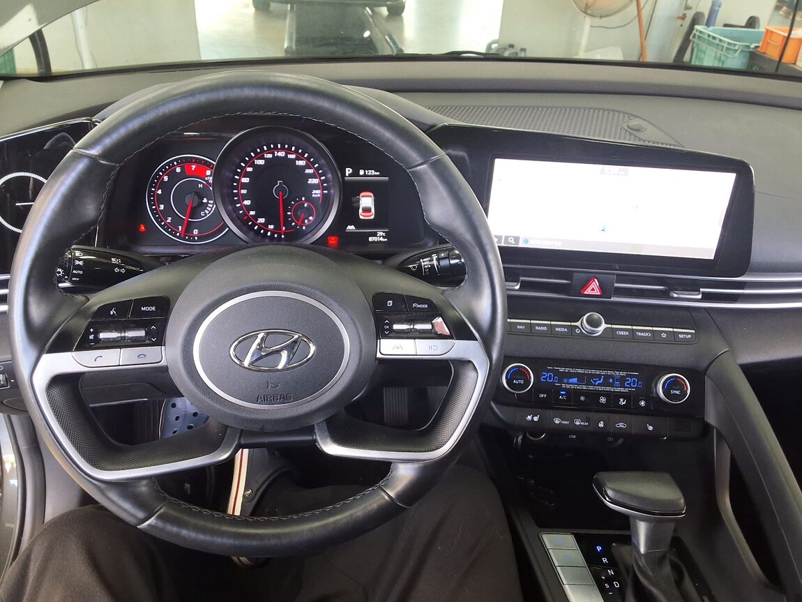 HYUNDAI AVANTE (CN7) 1.6 GASOLINE MODERN 2021 - zdjęcie 18