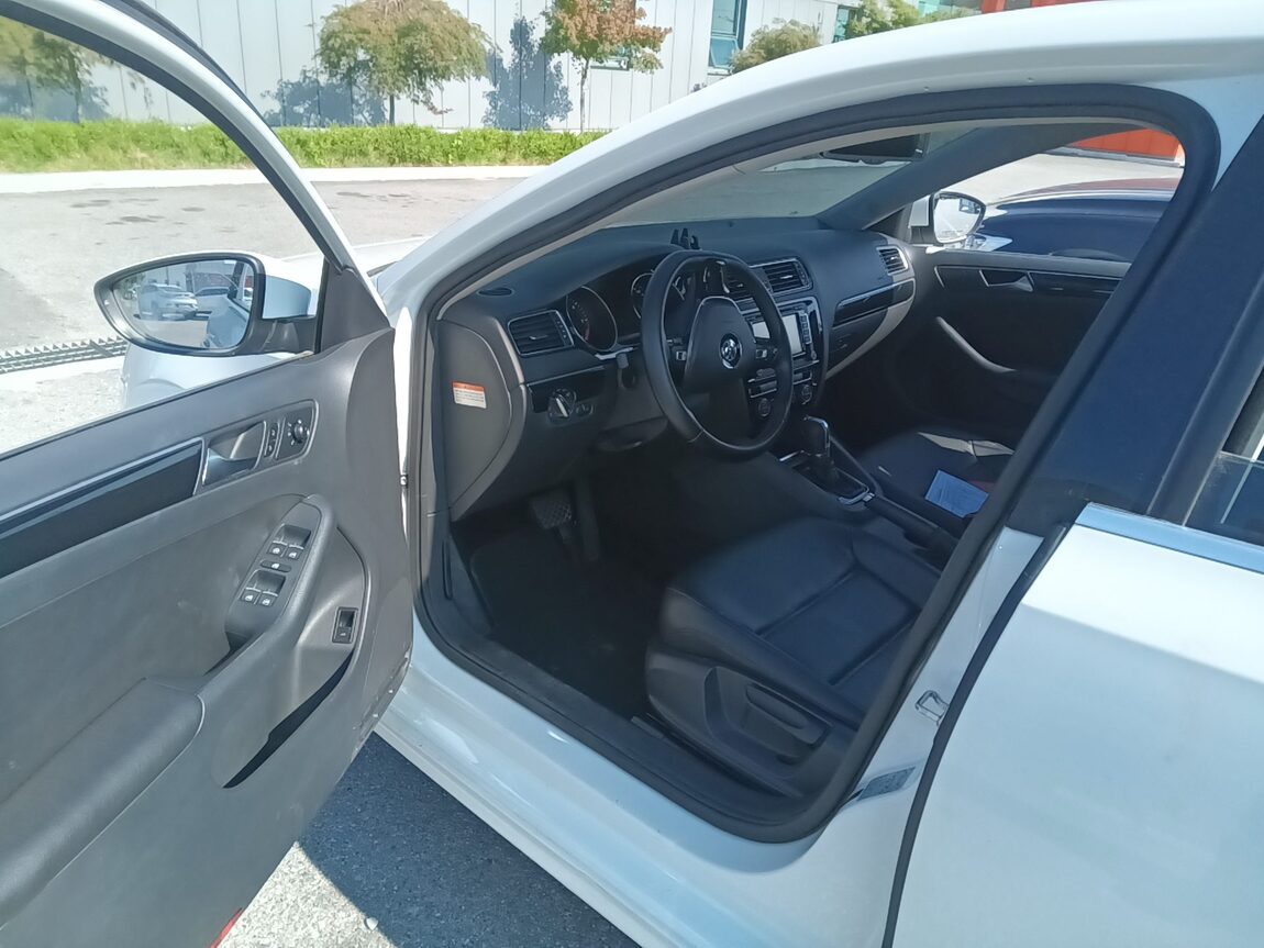 VOLKSWAGEN JETTA (6TH GEN) 2.0 TDI BLUEMOTION PREMIUM 2015 - zdjęcie 10
