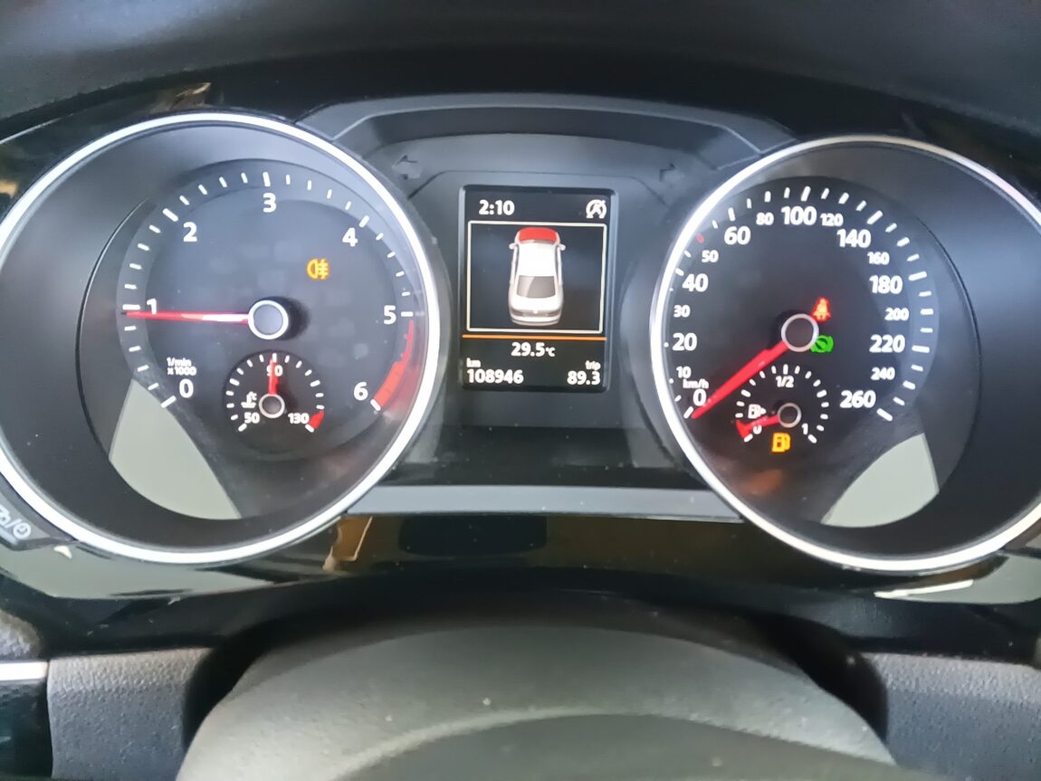 VOLKSWAGEN JETTA (6TH GEN) 2.0 TDI BLUEMOTION PREMIUM 2015 - zdjęcie 9