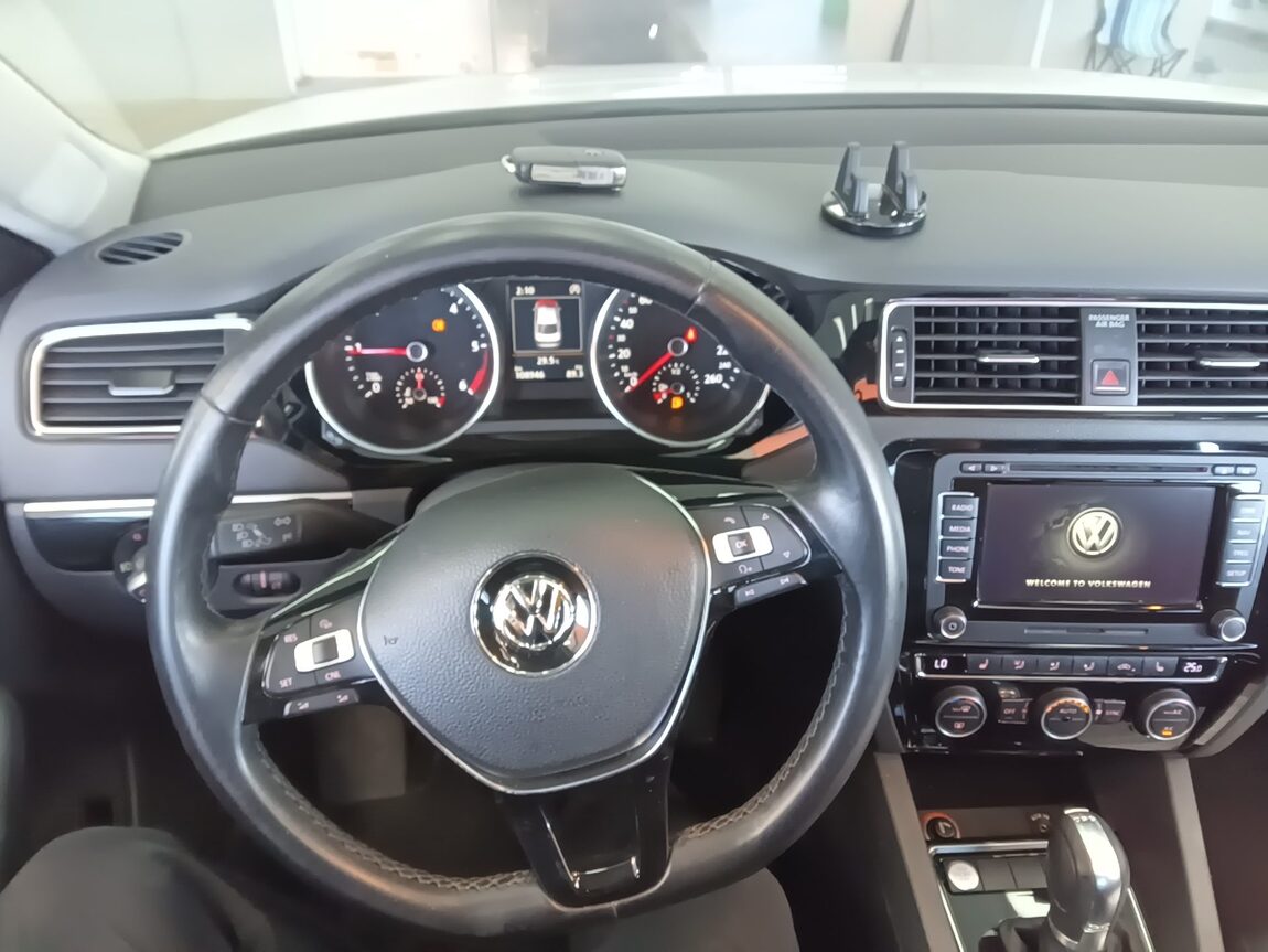 VOLKSWAGEN JETTA (6TH GEN) 2.0 TDI BLUEMOTION PREMIUM 2015 - zdjęcie 17