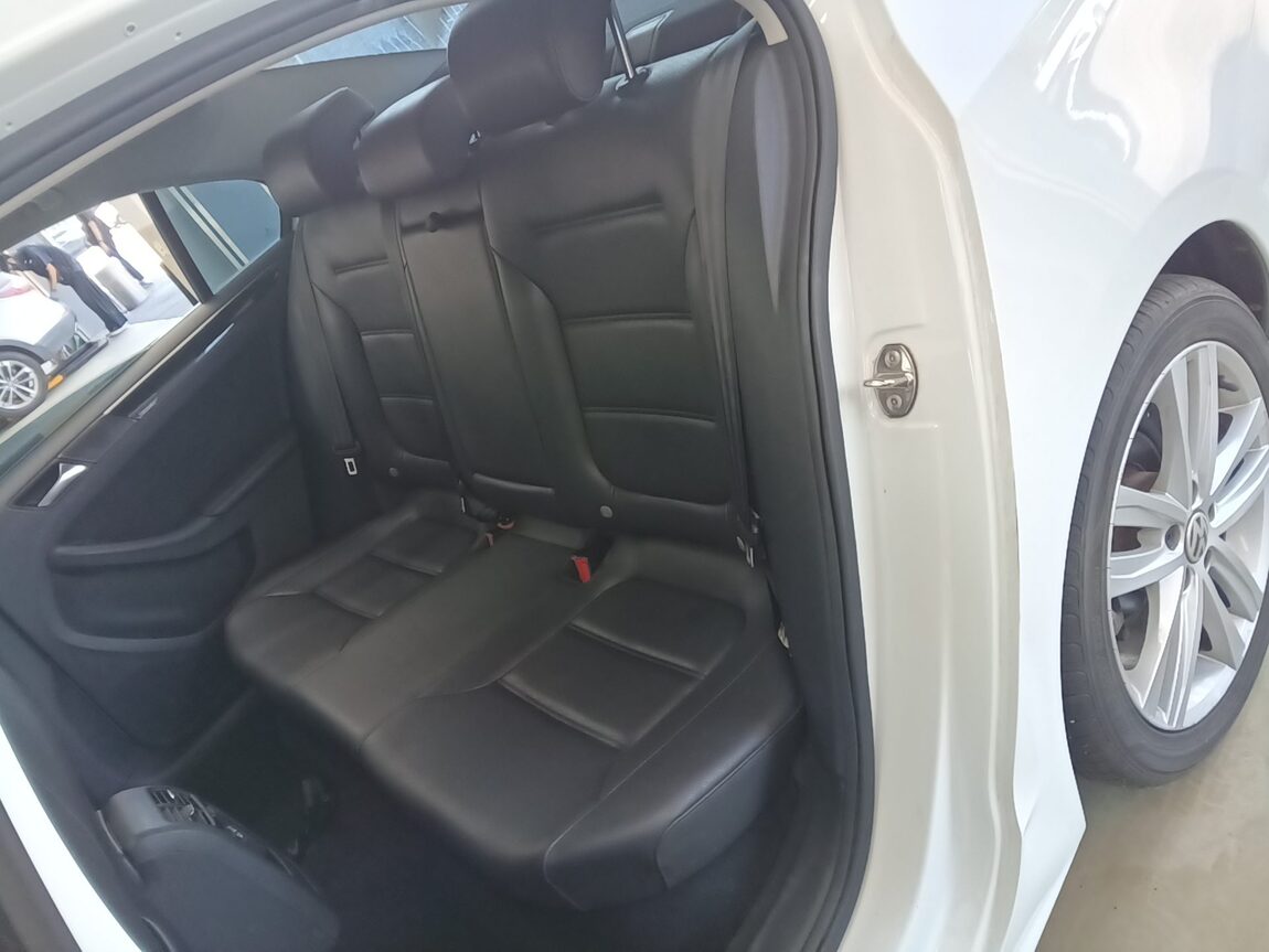 VOLKSWAGEN JETTA (6TH GEN) 2.0 TDI BLUEMOTION PREMIUM 2015 - zdjęcie 19