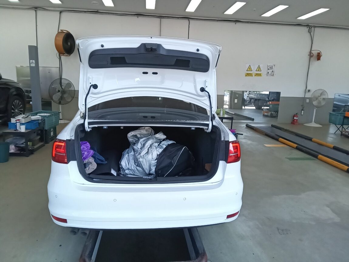 VOLKSWAGEN JETTA (6TH GEN) 2.0 TDI BLUEMOTION PREMIUM 2015 - zdjęcie 15