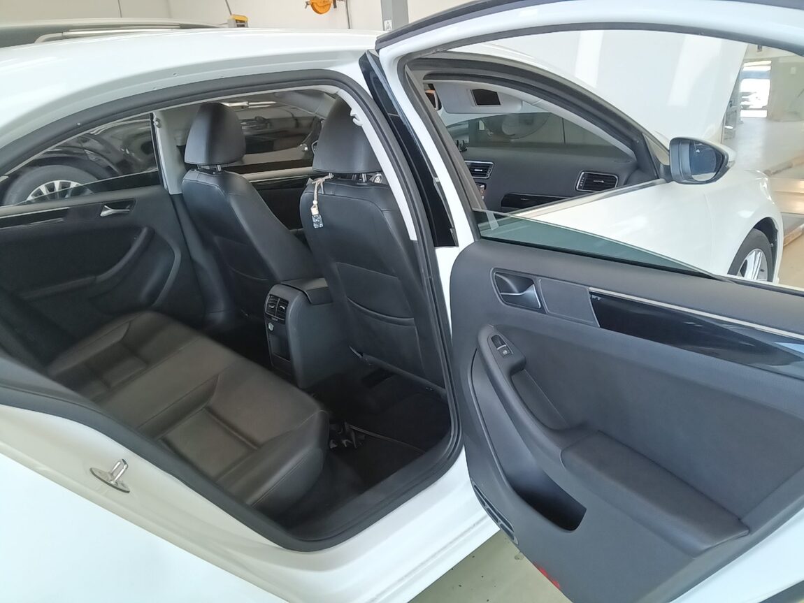 VOLKSWAGEN JETTA (6TH GEN) 2.0 TDI BLUEMOTION PREMIUM 2015 - zdjęcie 13