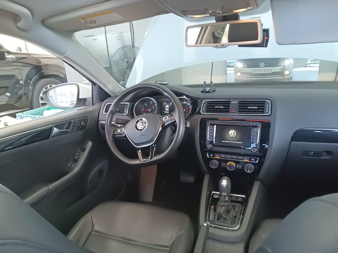 VOLKSWAGEN JETTA (6TH GEN) 2.0 TDI BLUEMOTION PREMIUM 2015 - zdjęcie 21