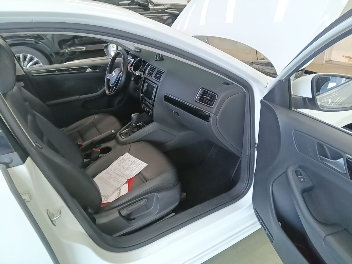 VOLKSWAGEN JETTA (6TH GEN) 2.0 TDI BLUEMOTION PREMIUM 2015 - zdjęcie 14
