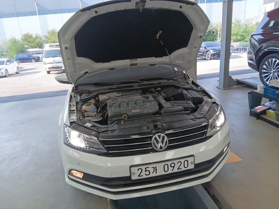 VOLKSWAGEN JETTA (6TH GEN) 2.0 TDI BLUEMOTION PREMIUM 2015 - zdjęcie 22