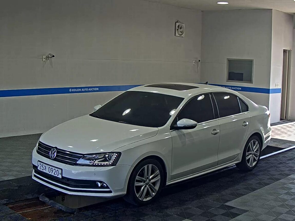 VOLKSWAGEN JETTA (6TH GEN) 2.0 TDI BLUEMOTION PREMIUM 2015 - zdjęcie 2