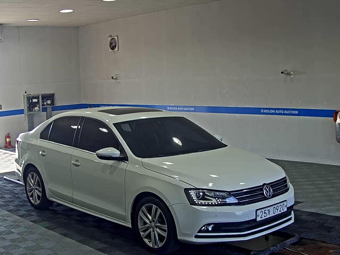 VOLKSWAGEN JETTA (6TH GEN) 2.0 TDI BLUEMOTION PREMIUM 2015 - zdjęcie 3