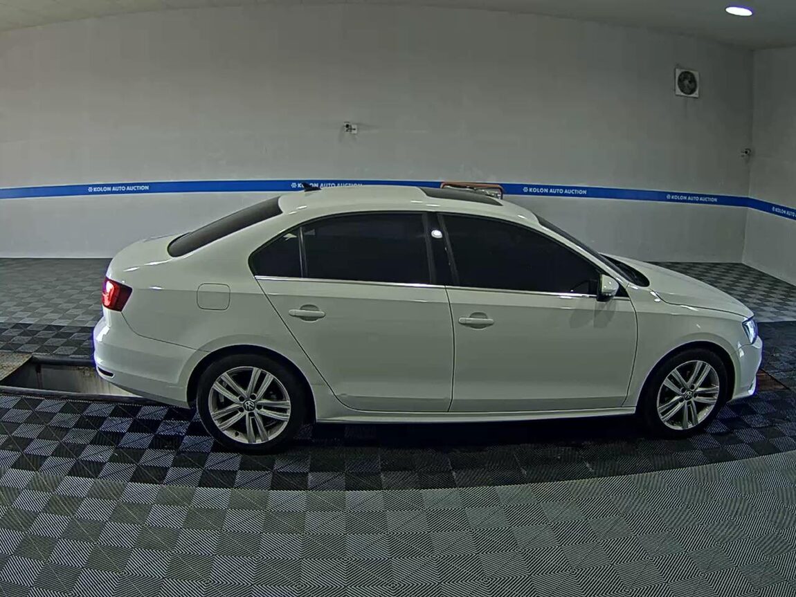 VOLKSWAGEN JETTA (6TH GEN) 2.0 TDI BLUEMOTION PREMIUM 2015 - zdjęcie 4