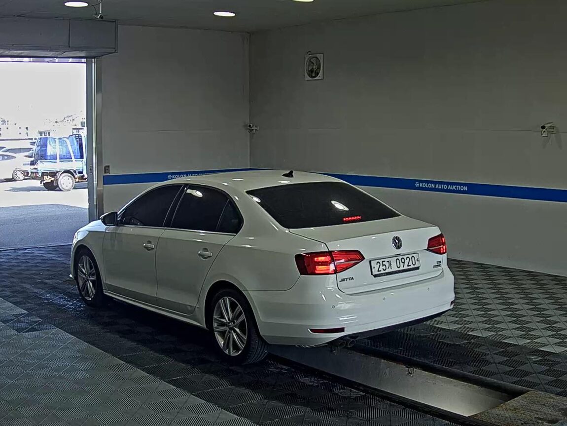 VOLKSWAGEN JETTA (6TH GEN) 2.0 TDI BLUEMOTION PREMIUM 2015 - zdjęcie 6