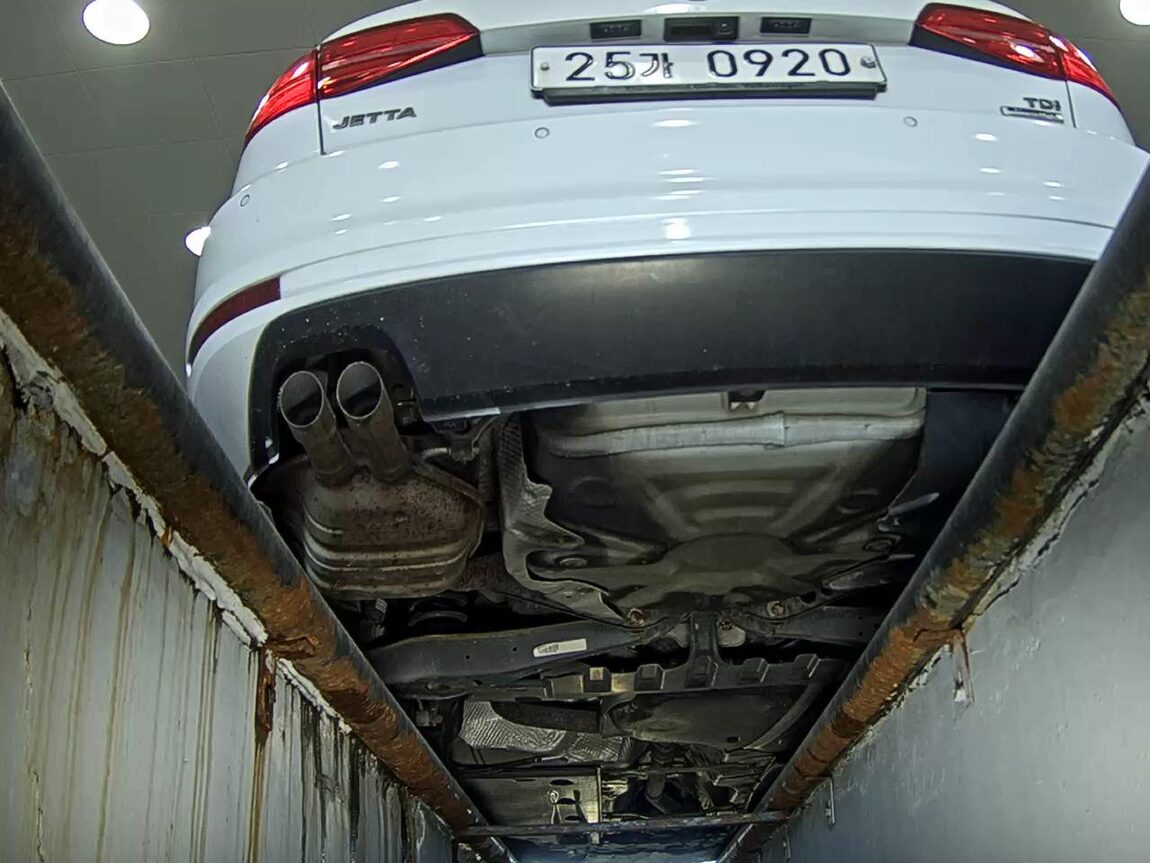 VOLKSWAGEN JETTA (6TH GEN) 2.0 TDI BLUEMOTION PREMIUM 2015 - zdjęcie 8